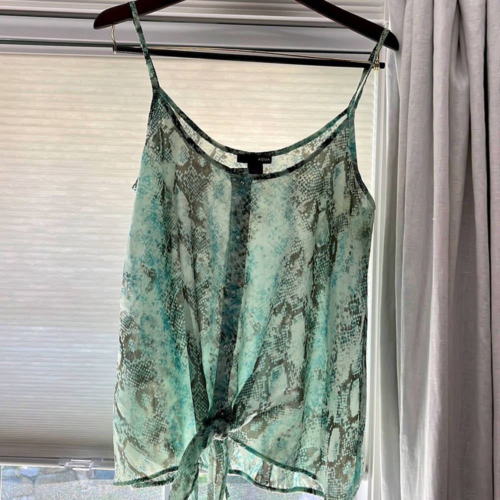 Like New Aqua top L fits medium beautiful on no damage easy to wear Light weight